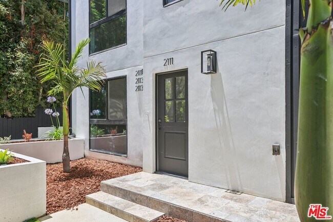 Building Photo - 2113 Holly Dr