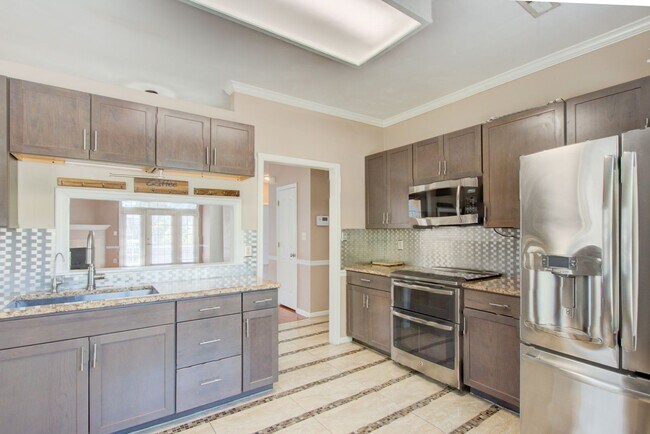 Building Photo - 4 Bedroom, 3 Bath, End Unit Townhome in Ce...