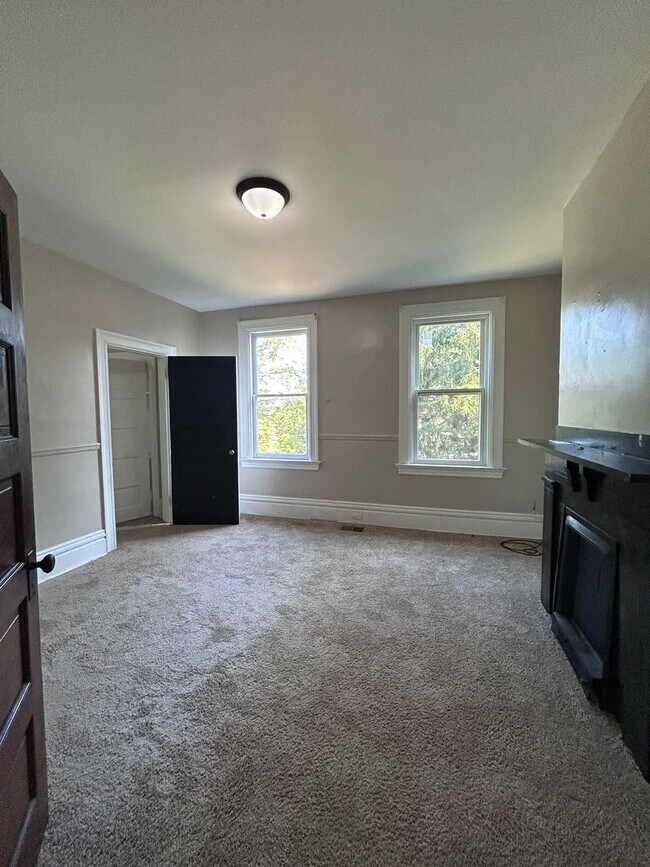 Building Photo - Large 4 Bedroom 1 Bathroom House (Marshall...