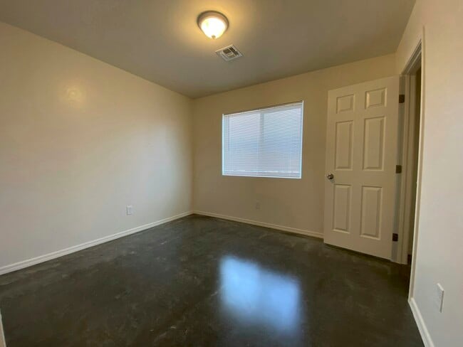 Building Photo - 25043 E Chaplain Ln