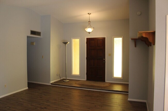 Building Photo - Central Mesa - No HOA with 3 bedrooms