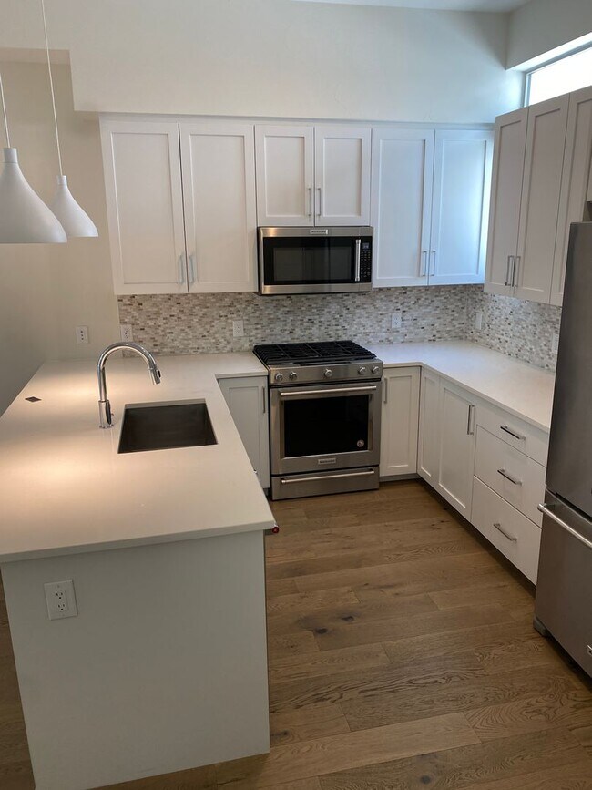 Building Photo - Gorgeous, Modern 3 Bedroom 4 Bathroom Townhouse Near Sloan's Lake