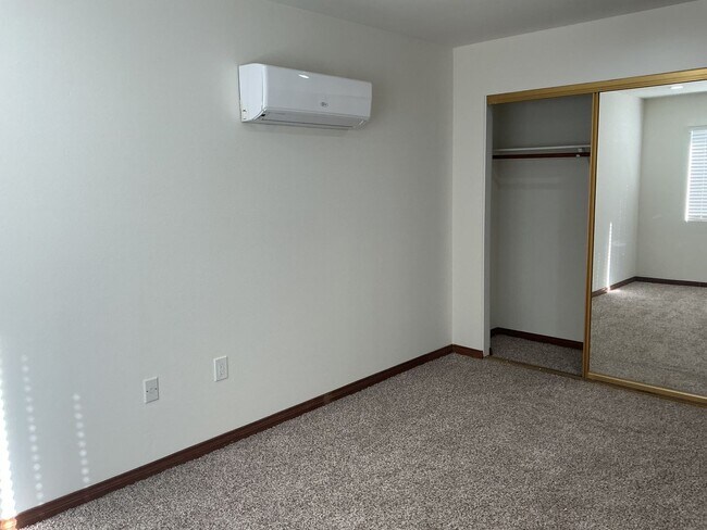 Building Photo - Los Caballeros #301