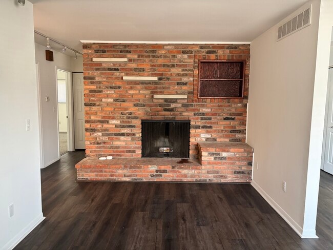 Building Photo - 620 Nahma Ave