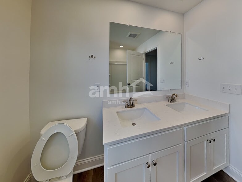 Building Photo - 885 Heritage Blvd