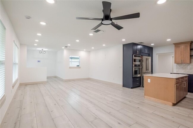 Building Photo - 4712 W Bay Ave