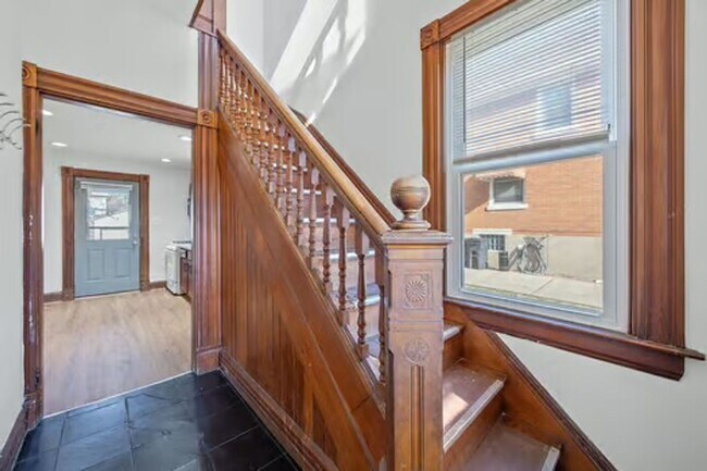 Building Photo - CHEVIOT:  Adorable 2+ bed 1.5 bath 2 story w 2 car garage