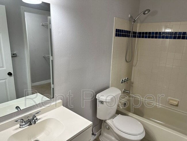 Building Photo - 4180 Versailles Dr