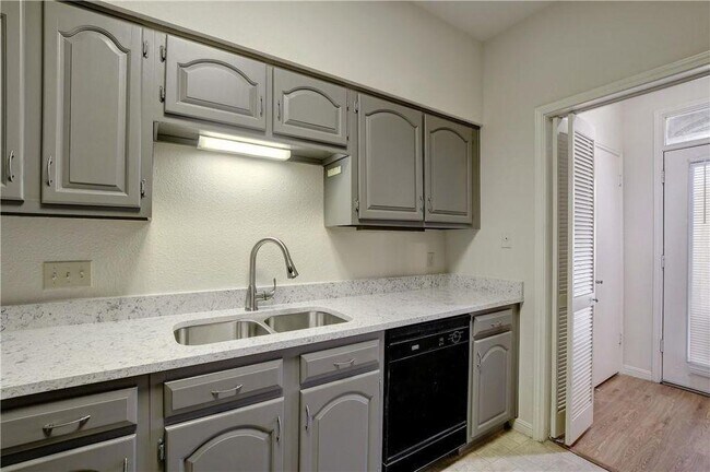 Building Photo - 1910 Robbins Pl