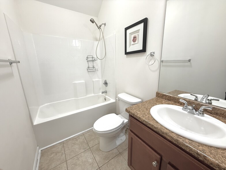 Guest Bathroom - 1625 Cove Dr