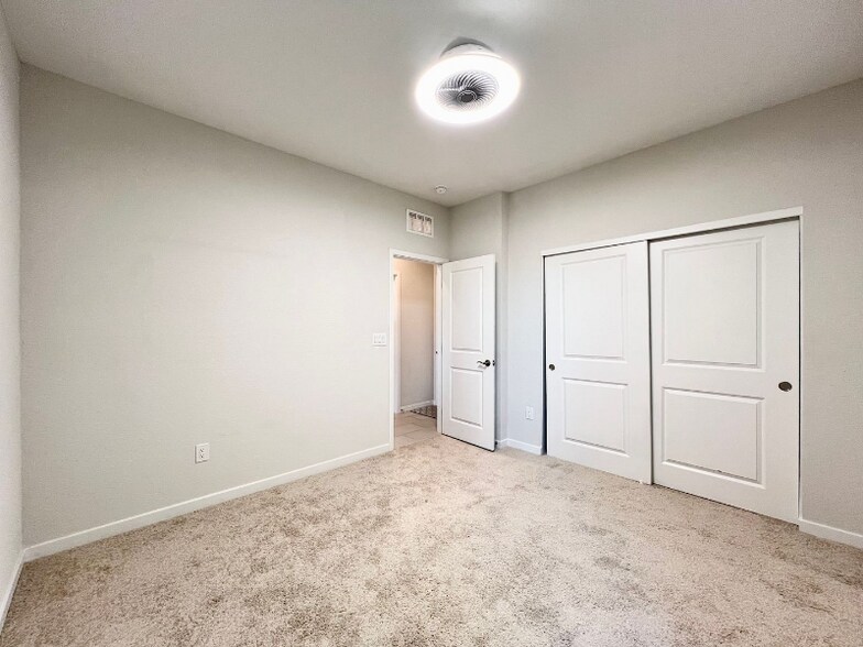 Building Photo - 2878 Sweeping Palm Rd