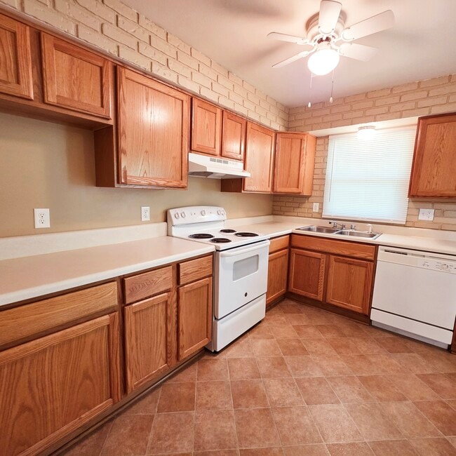 Kitchen - 5205 N Montclair Ave