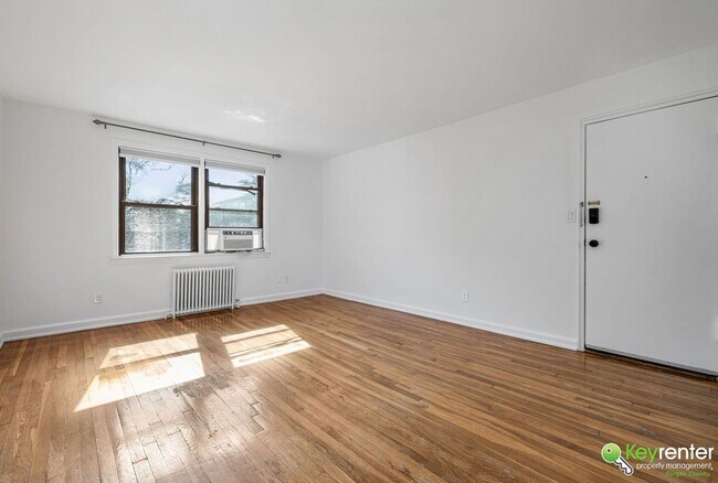 Building Photo - Renovated Studio with easy access to NYC