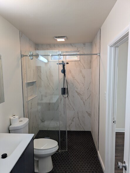 Unit B - Shower - 5011 Stacy St