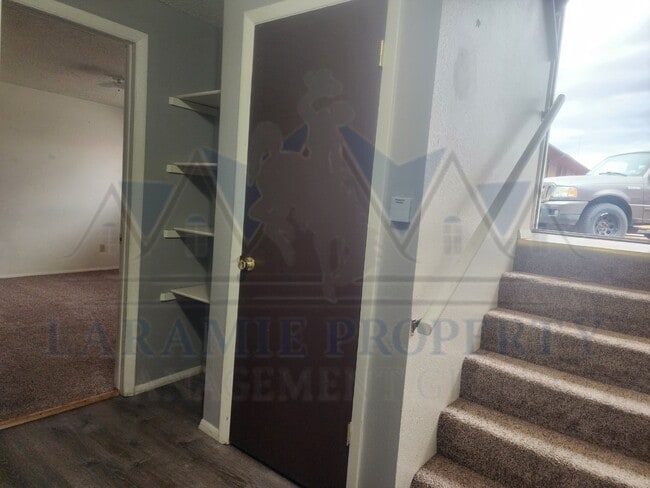 Building Photo - 2 Bed 1 1/2 Bath Townhouse Style Apartment