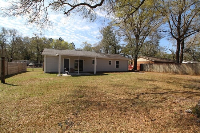 Building Photo - Milton Home with Modern Kitchen, Open Livi...
