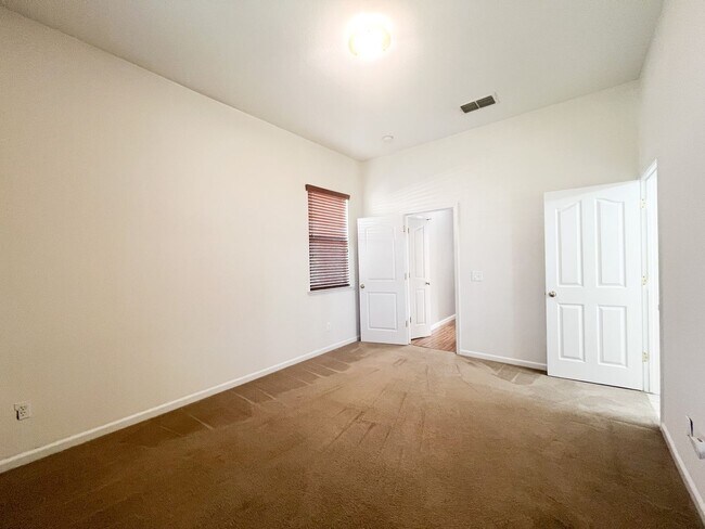 Building Photo - Spacious Single Story Three Bedroom Home