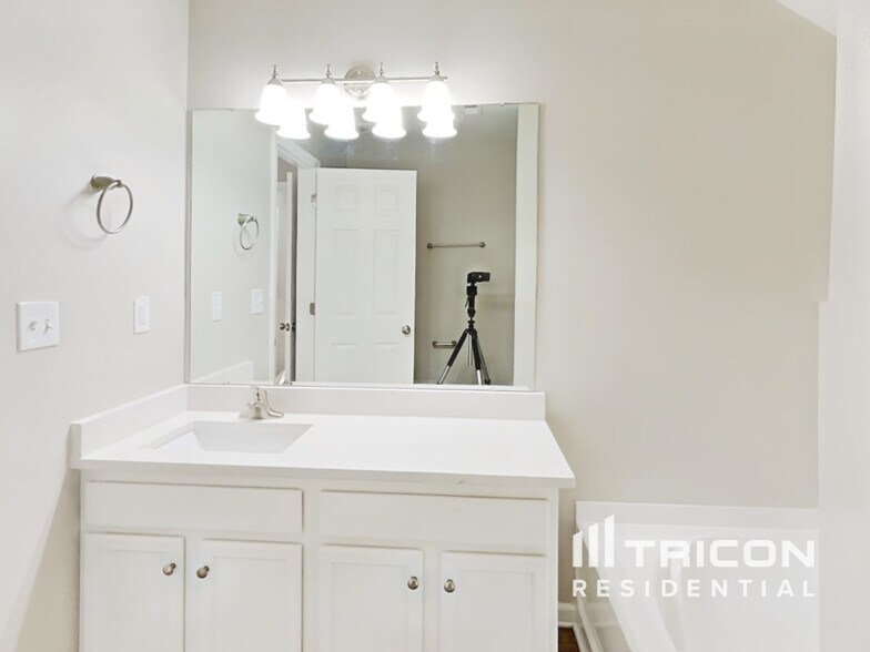 Building Photo - 5028 Hildreth Court