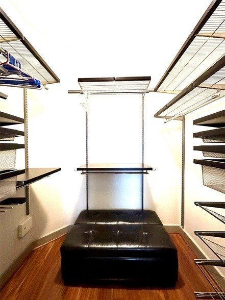 Building Photo - 1901 Post Oak Blvd