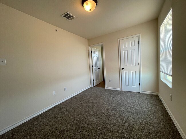 Building Photo - Town home for rent