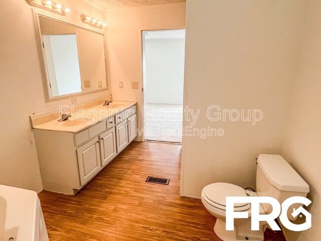 Building Photo - 5961 Berkley Dr