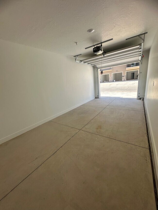 Building Photo - Luxury 3 bedroom Condo in Desert Color!
