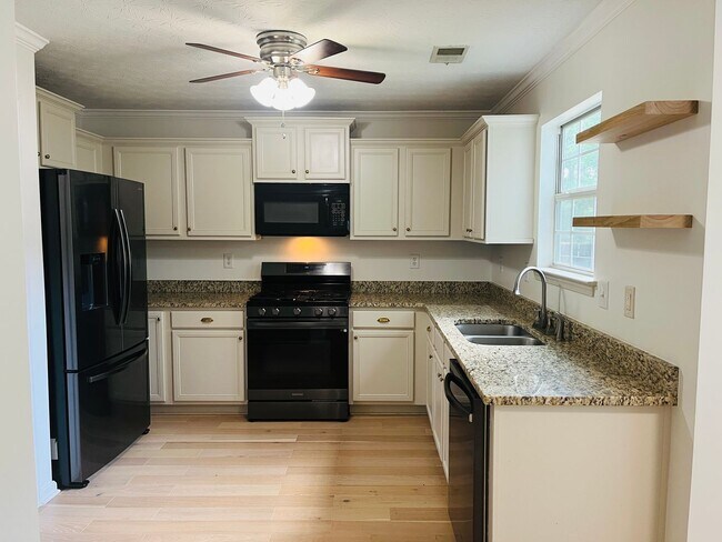 Building Photo - Beautiful 4 bedroom, 2.5 bathroom home in ...