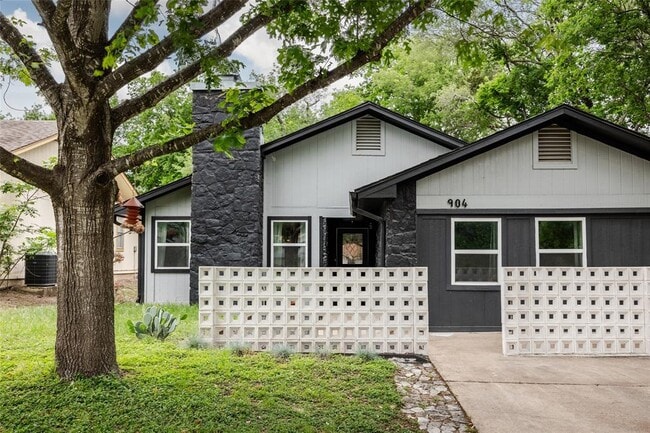 Building Photo - 904 Acorn Oaks Dr