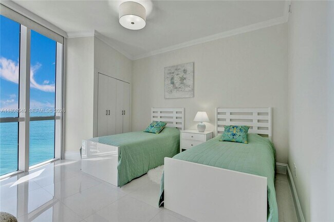 Building Photo - 16001 Collins Ave