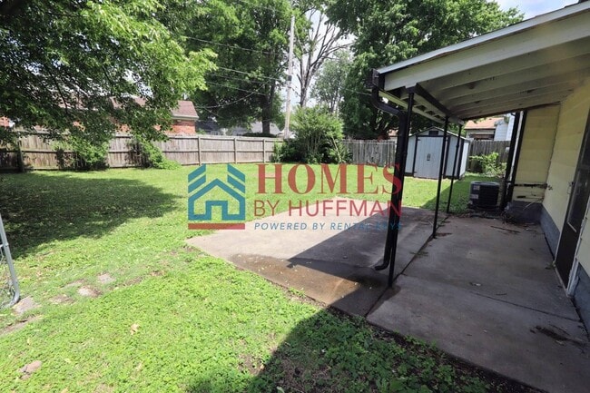 Building Photo - Three Bedroom House | Large Backyard