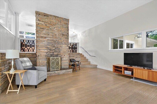 Building Photo - 1205 Gardenia Dr