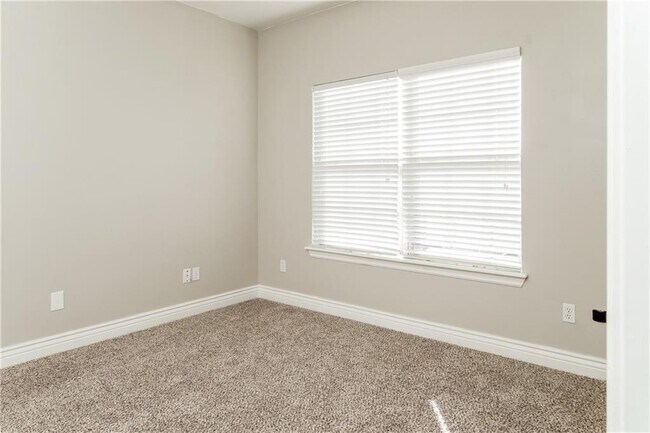 Building Photo - 4640 Olde Village Cir