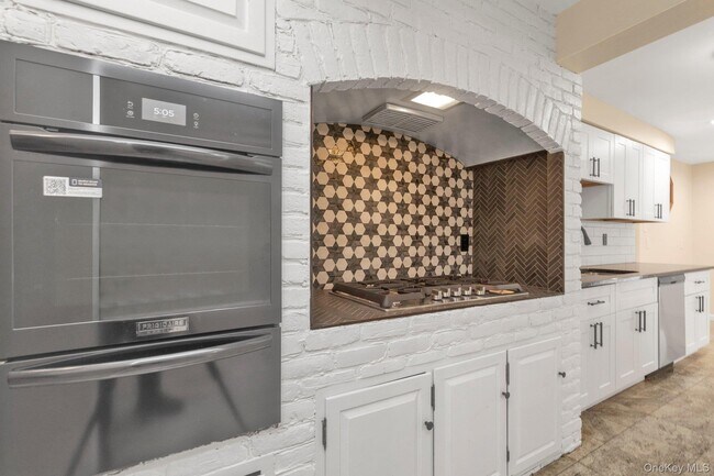 Building Photo - 295 Plain Ct