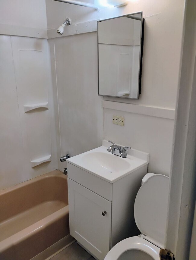 Building Photo - Spacious two bedroom located near Linwood