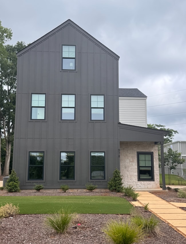 Building Photo - 578 Pride Ave