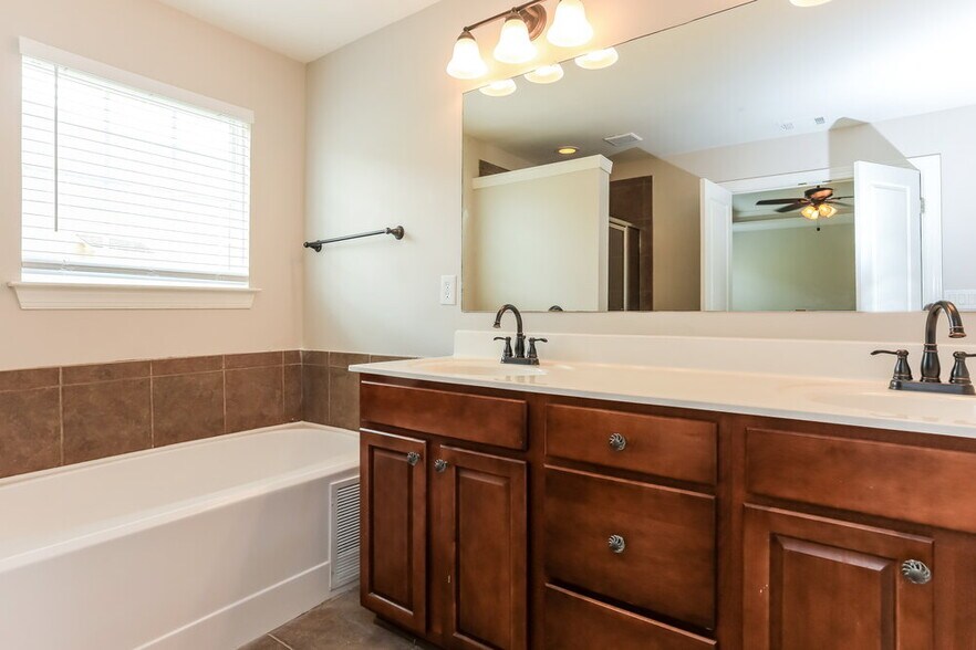 Building Photo - 7756 Parkside Dr