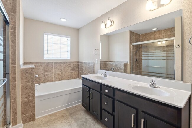 Building Photo - Beautiful 3-Bedroom Townhome in Hampton, VA | Available Sept 21