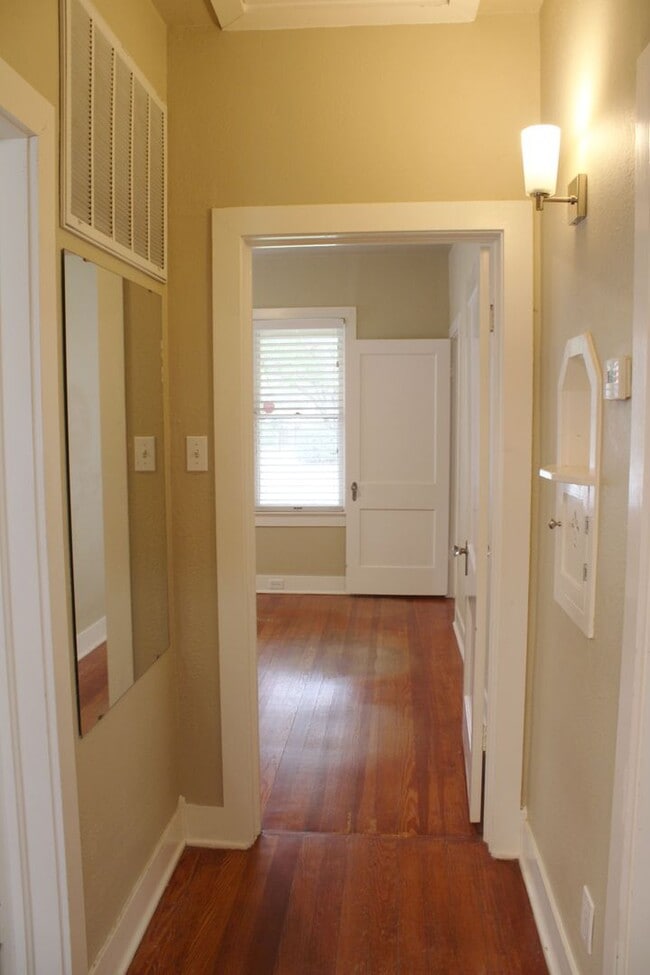 Building Photo - QUINTESSENTIAL ALAMO HEIGHTS COTTAGE