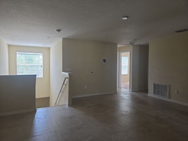 Building Photo - Amazing 4 Bedroom + Office/Bonus Room, 2 1...