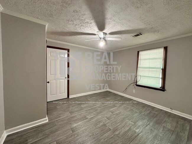 Building Photo - 4085 Southview Dr
