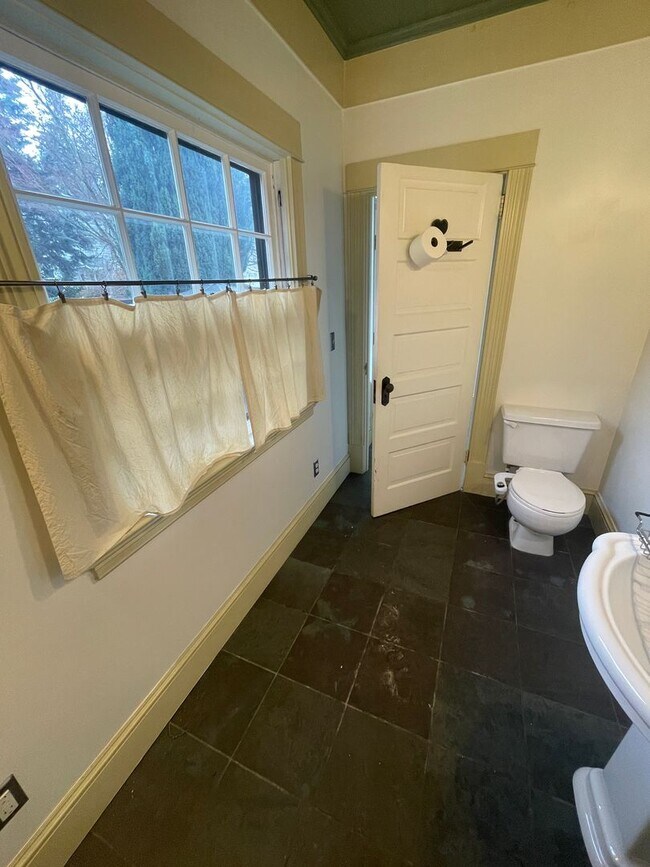 Building Photo - 2002 NE 13th Ave