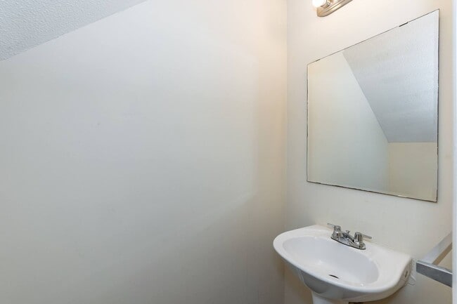 Building Photo - Move In Ready Two Bedroom Home!