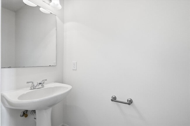 Building Photo - 417 N Village Cir