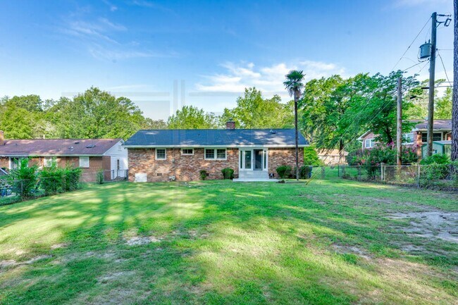 Building Photo - 2532 Parkwood Dr