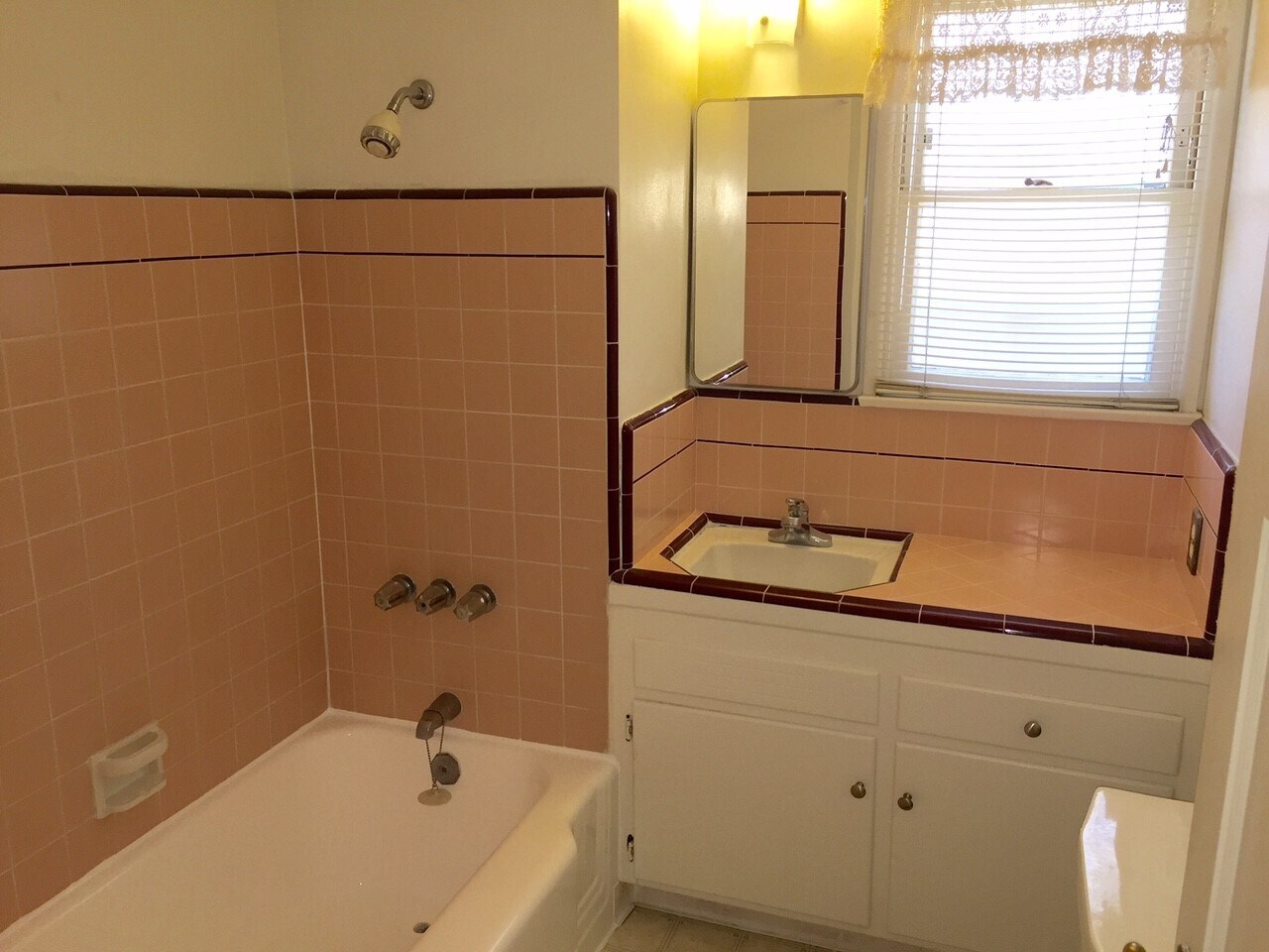 Building Photo - 917 W Huntington Dr