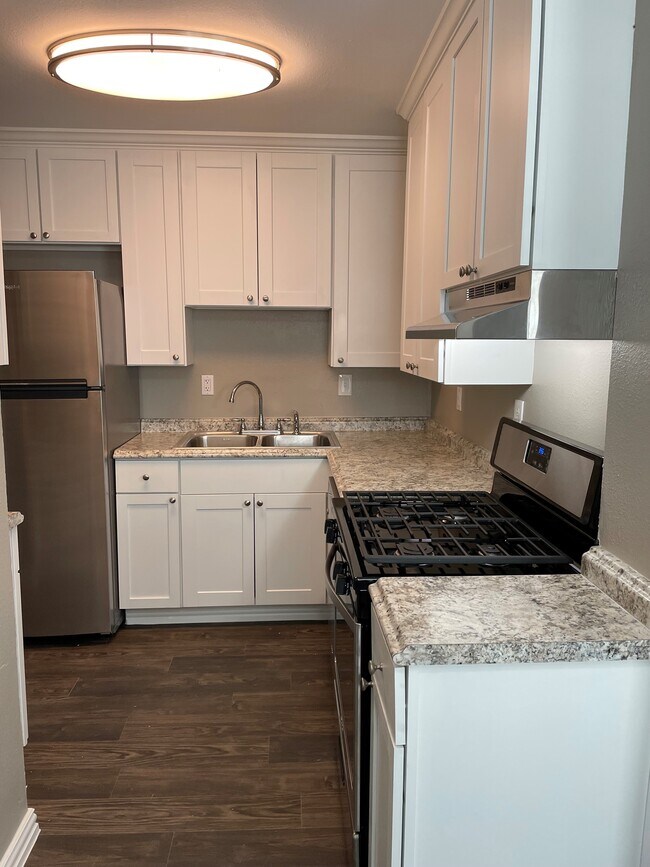 Kitchen w/Stainless Steel Appliances - 10221 Galway Dr