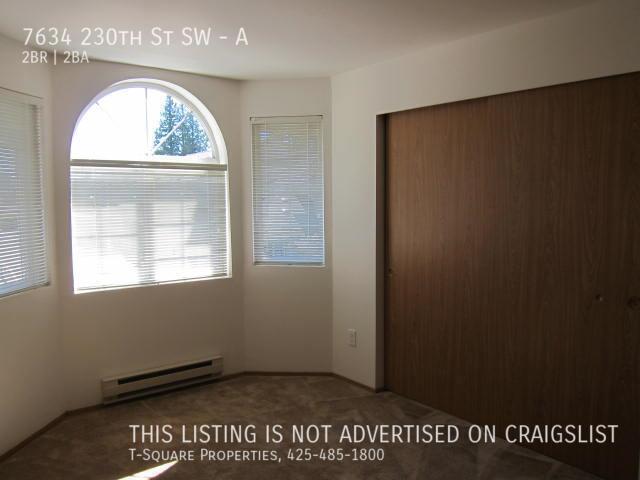 Building Photo - Townhouse unit 2 br. 1.5 bath with one car...