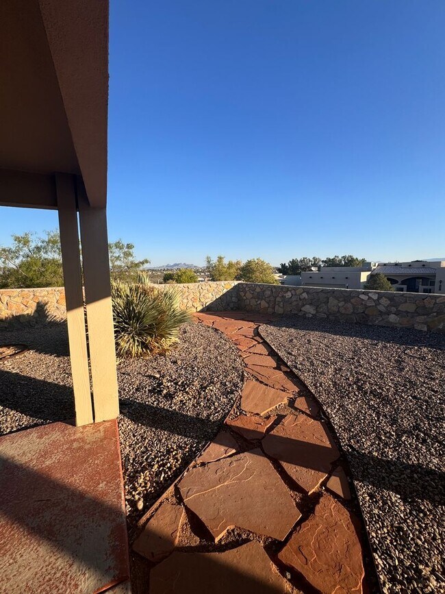 Building Photo - Adorable Towhhome Located off Foothills