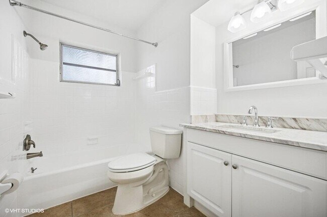 Building Photo - 2433 NE 24th St