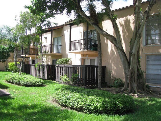 Building Photo - 10832 N Kendall Dr